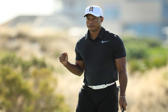 Hoopgevende rentree voor afgetrainde en pijnvrije Tiger Woods