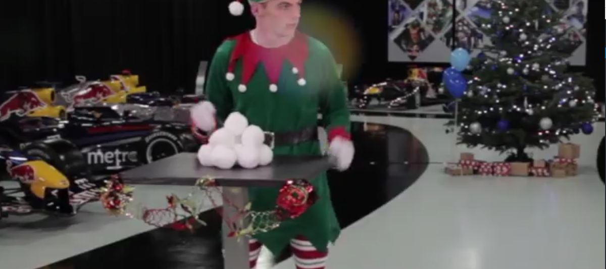 LOL! Max als elfje in hilarische kerstboodschap Red Bull Racing (video)