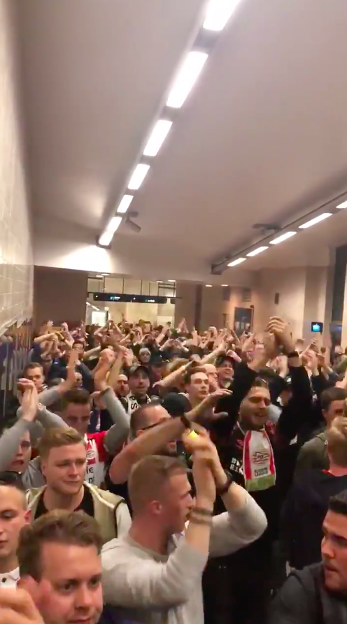 🎥 | PSV-supporters bouwen alvast een feestje in Sporting-stadion