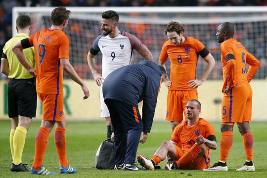 Sneijder valt geblesseerd uit tijdens oefenduel met Frankrijk