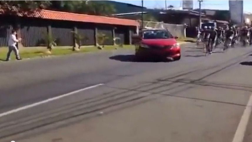 Taxichauffeur richt ravage aan in Ronde van Costa Rica (video)