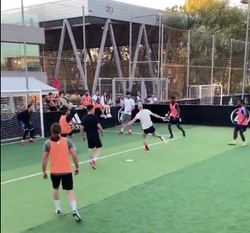 🎥 | Heerlijk! Zinedine Zidane toont perfecte techniek op pannaveldje met zoons