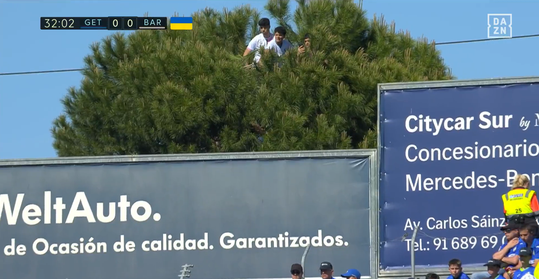🎥 | Dat is nog eens clubliefde! Spaanse fans klimmen in een boom om wedstrijd te zien