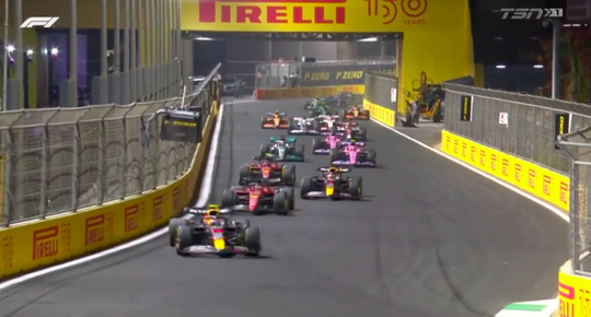 🎥 | Verstappen pakt meteen P3 bij de start in Saudi-Arabië