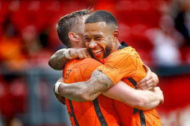 Memphis Depay en Weghorst grappen wat af: 'We kunnen het goed vinden samen'