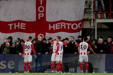 Top Oss tegen FC Twente even gestaakt: supporters zoeken confrontatie op tribune (video's)