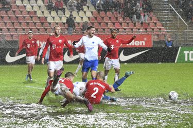Waterballet en kaartenregen bij knotsgek gelijkspel tussen Utrecht en Vitesse