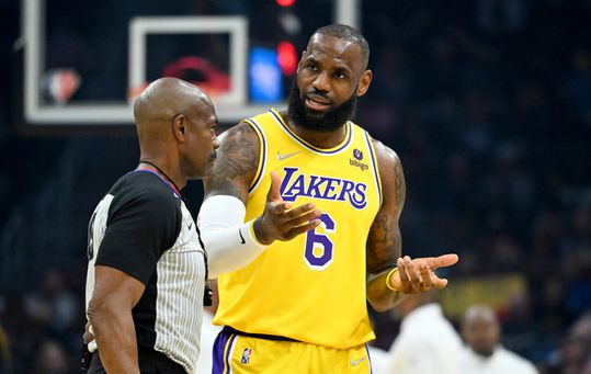 LeBron James gaat uit zijn stekker tegen de scheidsrechter: 'Kijk naar die f*cking herhaling'