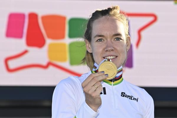 Anna van der Breggen wereldkampioene op de weg: 'Hier ga ik even goed van genieten'