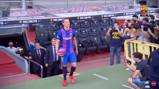 Luuk de Jong neemt plekje van Messi over in de kleedkamer van FC Barcelona