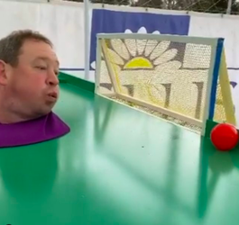 🎥😂 | Leonid Slutsky speelt potje 'blaasvoetbal' en ligt dubbel van het lachen