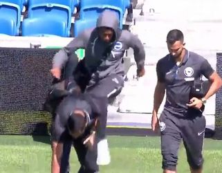 Brighton-spits Andone krijgt nog voor de warming-up rotschop van teamgenoot (video)