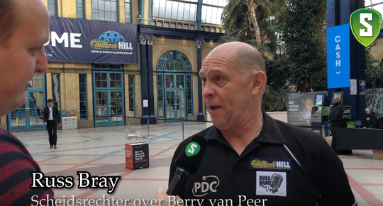 Scheidsrechter Russ Bray over zijn moment met Berry van Peer en zijn dartritis (video)