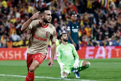🎥 | In de groep van PSV: Lens staat verrassend op 1-1 tegen Arsenal