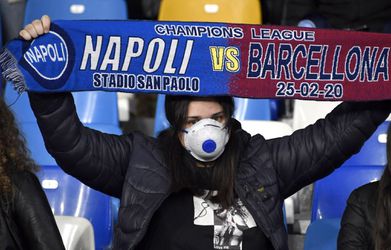 😷📸 | Napoli-fans dragen mondkapjes door het coronavirus