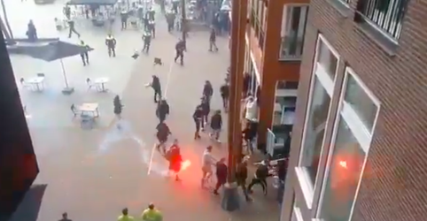 🎥 | Cambuur-hooligans gooien met stoelen naar politie tijdens titelfeestje