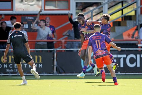 Lequincio Zeefuik (17) helpt Volendam tegen FC Twente aan 1e seizoenszege