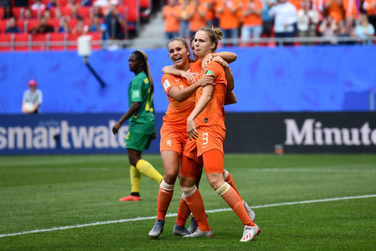 Oranje Leeuwinnen dankzij recordgoals Miedema naar achtste finales op WK voetbal