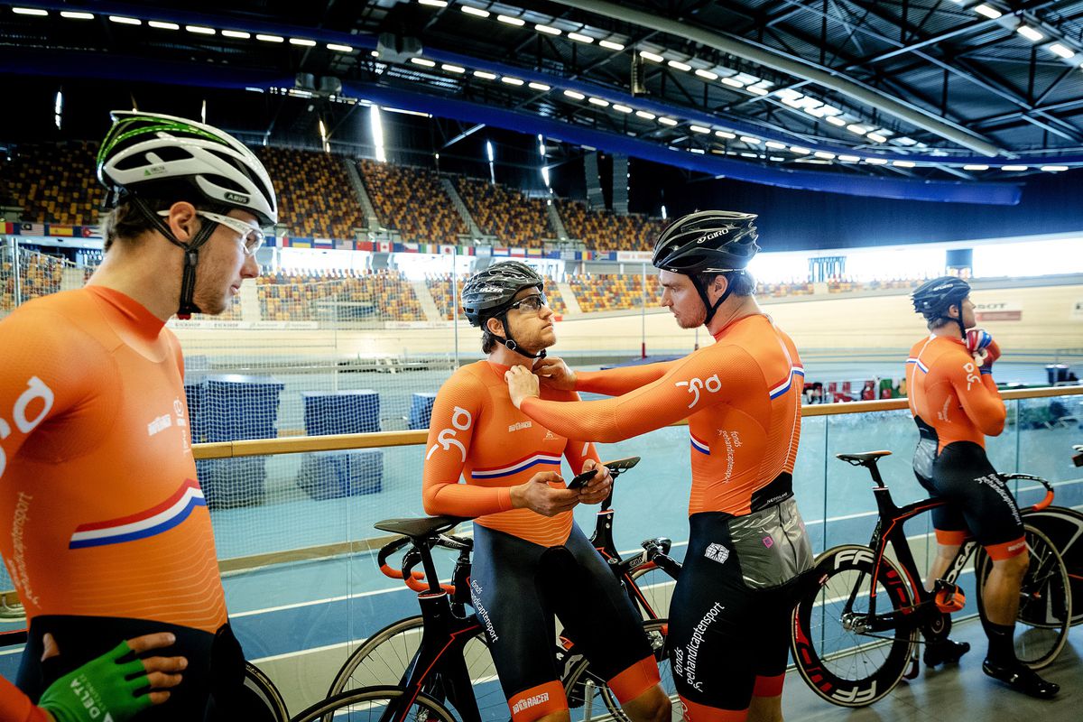 Nederlandse baanwielrenners beginnen WK met zilver op teamsprint