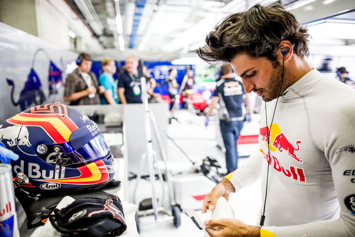 Karma voor Sainz: motor van zijn Toro Rosso gaat kaduuk (video)