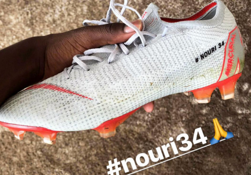 Ousmane Dembélé eert Nouri met voetbalschoenen