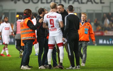 Supporters van Standard Luik belagen eigen spelers met tennisballen bij 3-0 achterstand