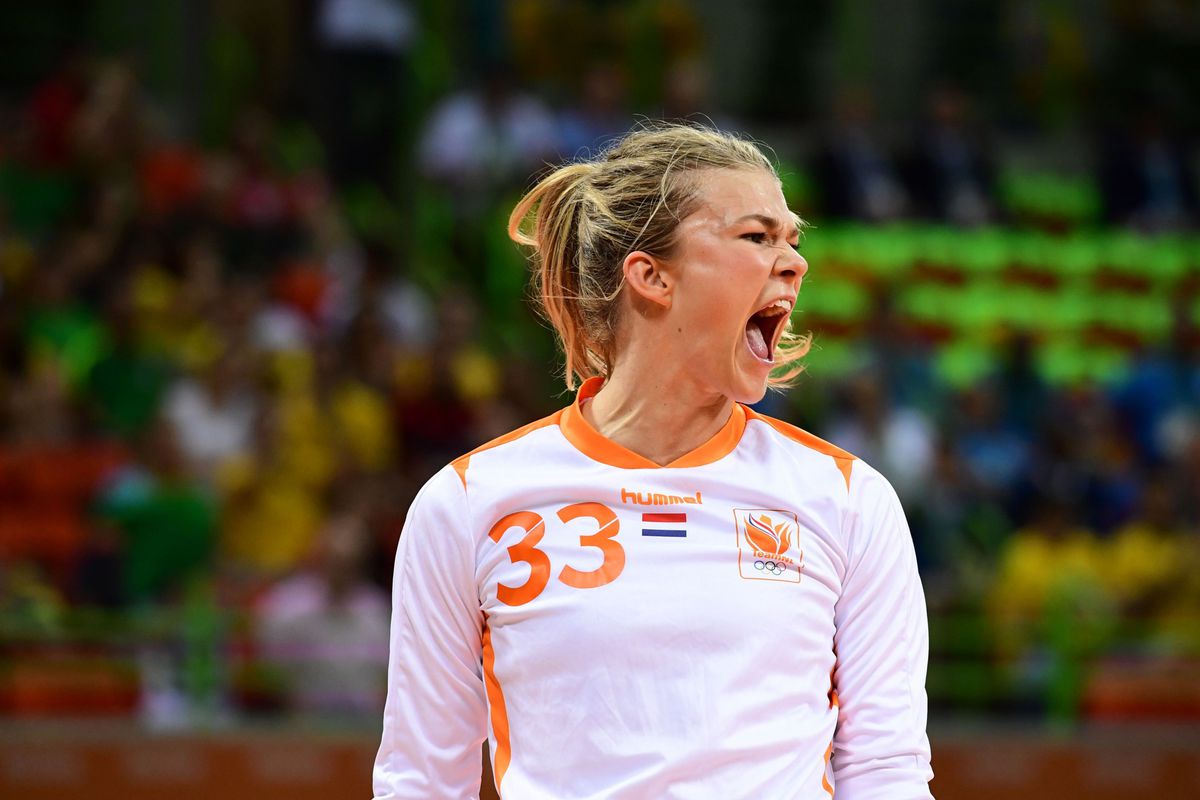 Zelfs keepster Tess Wester scoort voor de handbalsters (video)