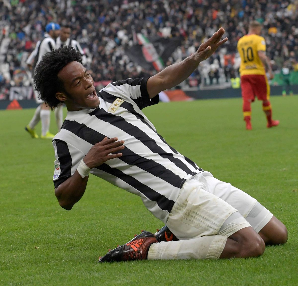 Juventus wint, Napoli niet, en dus is het weer spannend in de Serie A