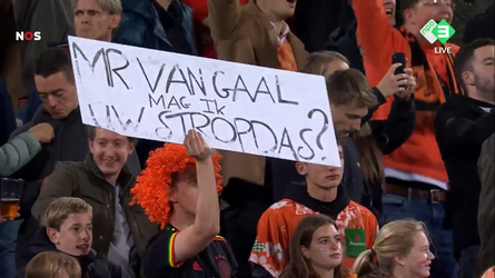 🎥 | De bondscoach twijfelt nog even door bordje: 'Mr. Van Gaal, mag ik uw stropdas?'