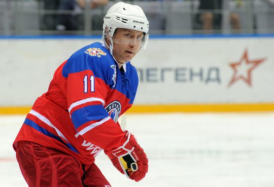 Vladimir Putin gaat op z'n bek tijdens ijshockeywedstrijd (video)