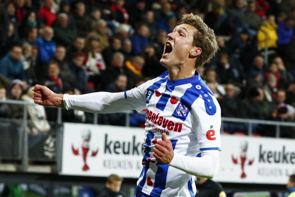 Lammers schiet Heerenveen in slotfase voorbij AZ in lekkere wedstrijd
