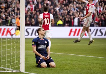 Schwaab en VAR spelen hoofdrol in door Ajax gewonnen topper tegen PSV
