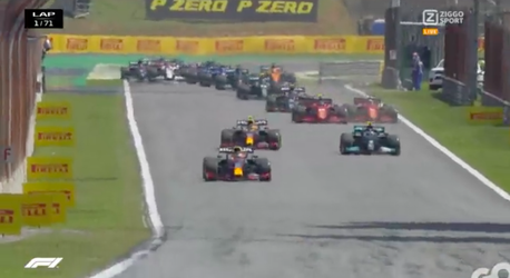 🎥 | Max Verstappen naar P1 bij start, ook Lewis Hamilton goed weg
