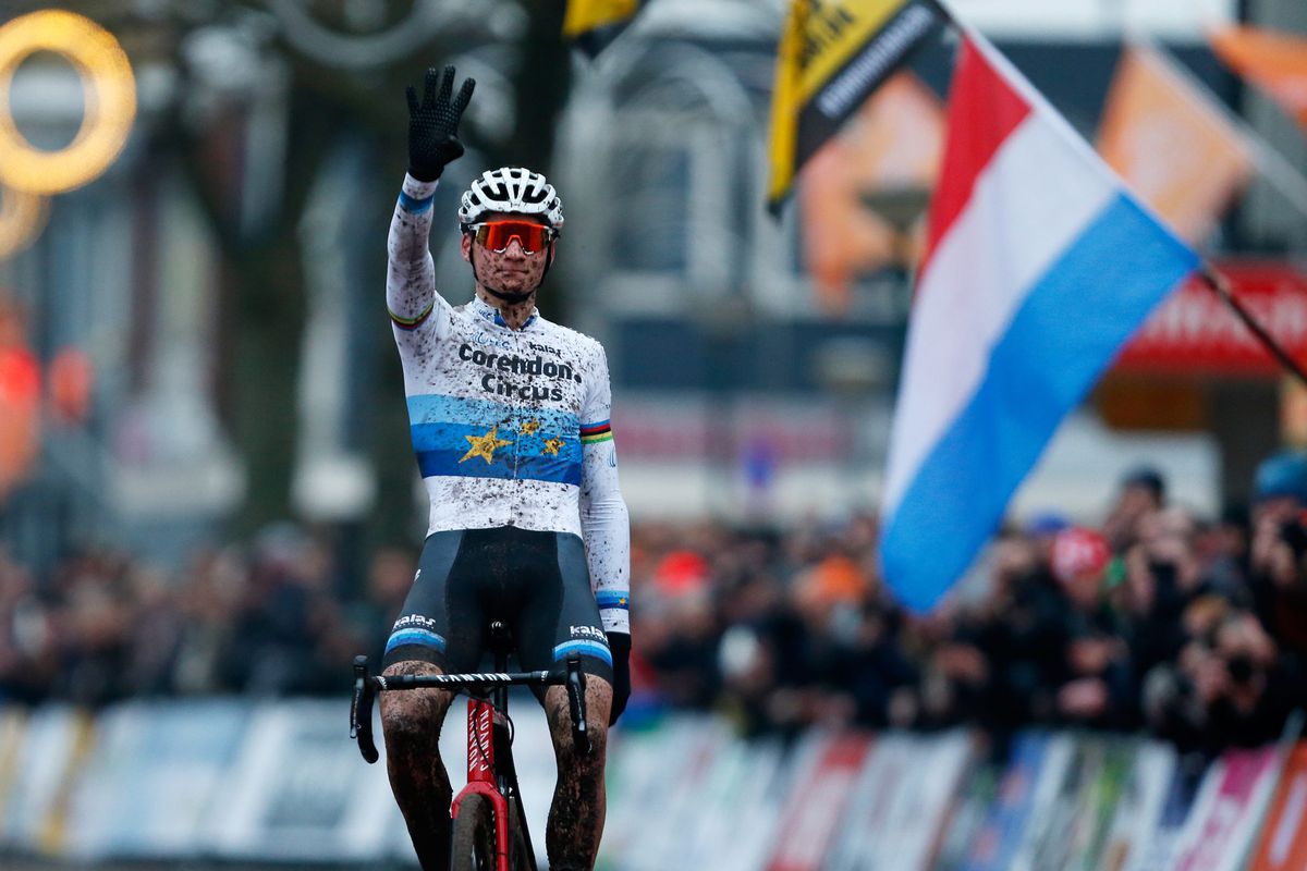 NK veldrijden 10 minuten spannend, daarna 50 minuten feest voor Mathieu van der Poel