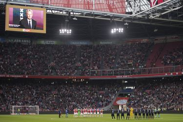 Indrukwekkende minuut applaus bij Ajax-Sparta voor overleden burgemeester (video)