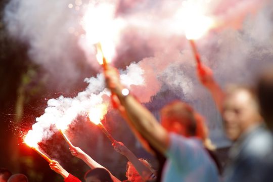 Cult! Boze buurman belt politie bij Betuwse amateurderby vanwege vuurwerk