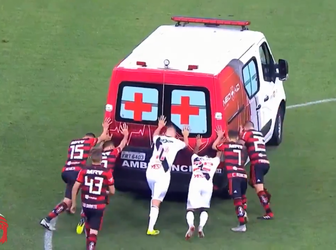 HAHA! Voetballers helpen uitgevallen ambulance midden op veld weer op weg (video)