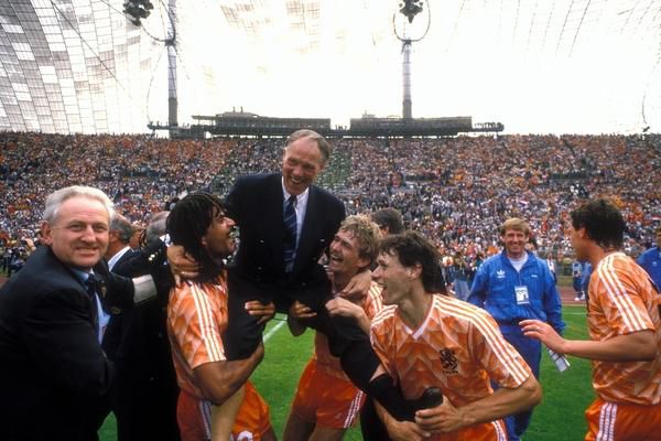Van Basten denkt te weten waarom Michels niet voor Cruijff koos als bondscoach