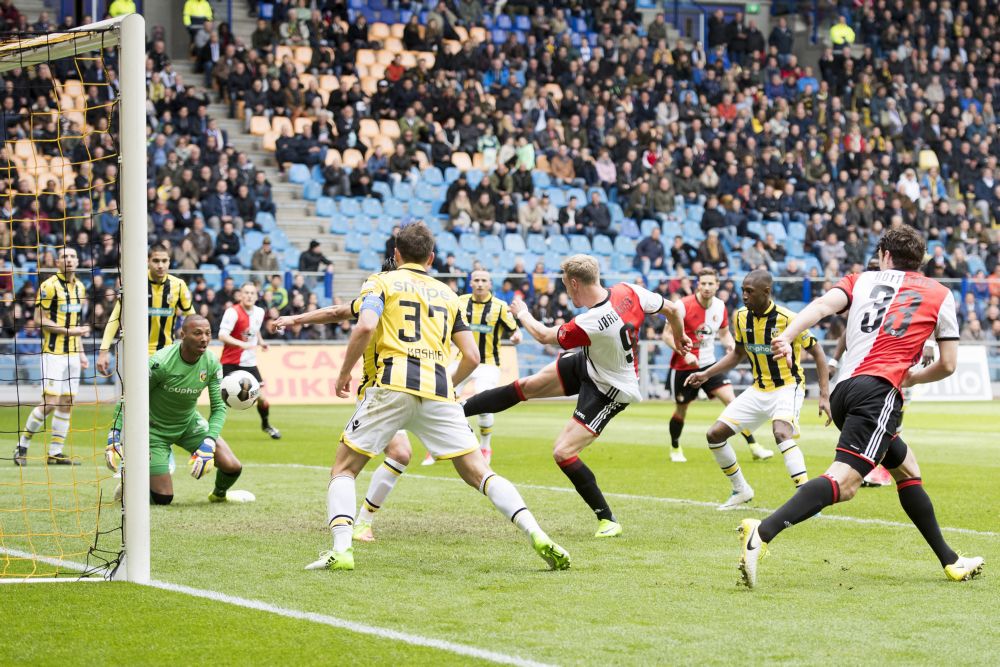 Feyenoord zet megastap richting titel met simpele overwinning bij Vitesse