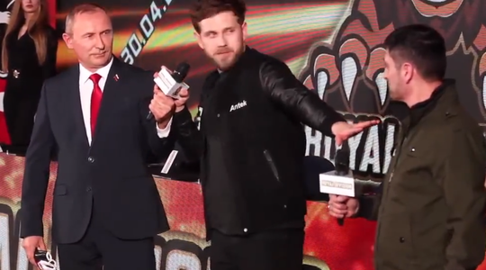 🎥 | 'Vladimir Poetin' en 'Volodymyr Zelensky' knokken tegen elkaar bij Pools MMA-event