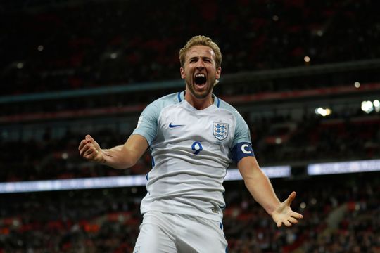 Engeland en Duitsland naar WK, Schotland gered door late goal