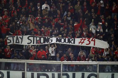 Mooi gebaar ❤️️! Benfica-fans tonen #StayStrongAppie-spandoek in Johan Cruijff Arena