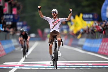 Remco Evenepoel verliest geheel volgens plan zijn roze trui in 1e bergetappe in de Giro