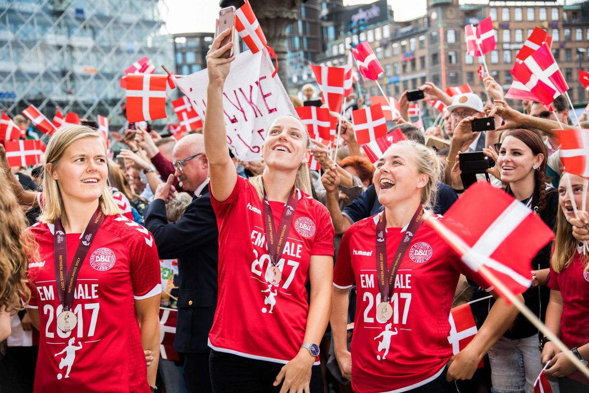 Ook Deense vrouwen krijgen warm welkom bij thuiskomst (video)