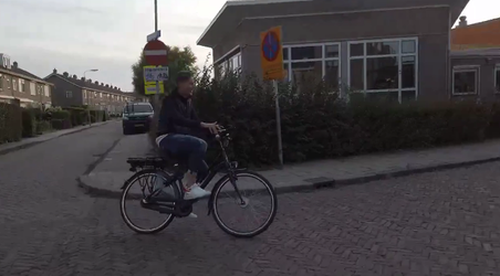 🎥 | Heerlijk! Volendammer Joey Veerman komt op de fiets aan bij stadion om club te supporten