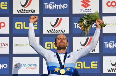 Sonny Colbrelli plaagt Remco Evenepoel en sprint in thuisland naar EK-titel