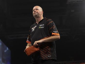 Raymond van Barneveld geniet volop van publiek bij WK darts: 'Ga oordopjes denk ik uitdoen'