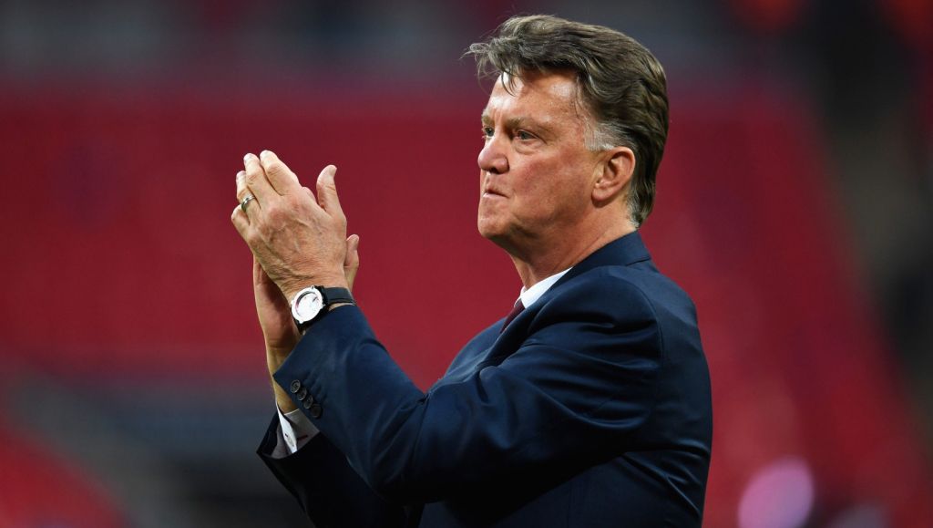 Van Gaal geïrriteerd: 'Jullie ontslaan me al 6 maanden lang' (video)