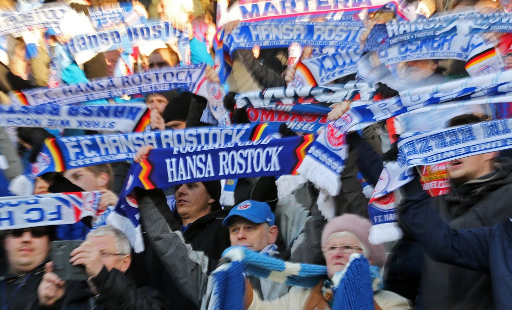 Ook ultra's van Hansa Rostock gaan te ver met schandalig spandoek