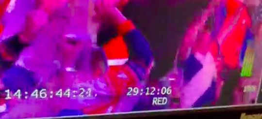🎥 | Dartsfan kiept hele kan bier over zijn hoofd na negendarter Labanauskas